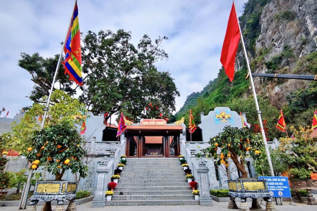 Đền Đức Ông Trần Quốc Nghiễn Hạ Long