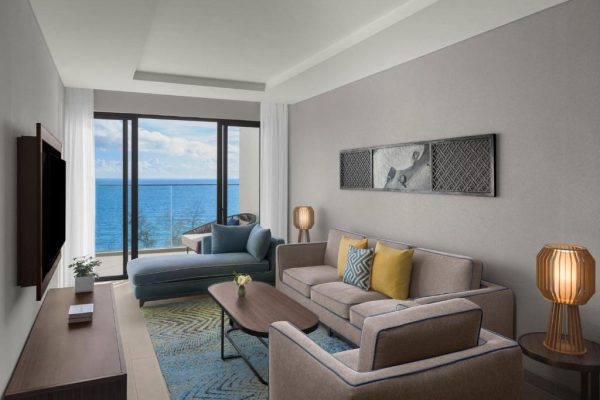 One-bedroom Suite Oceanfront crowne plaza phu quoc (1)