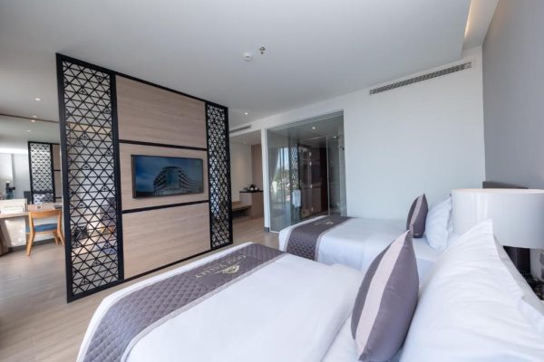 Premier Deluxe Twin Room with Balcony Golf Valley Da Lat (1)