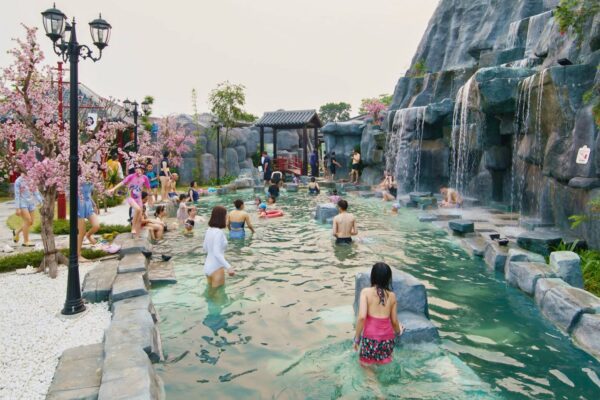 Vườn Vua Resort - Công viên núi đá Onsen (3)