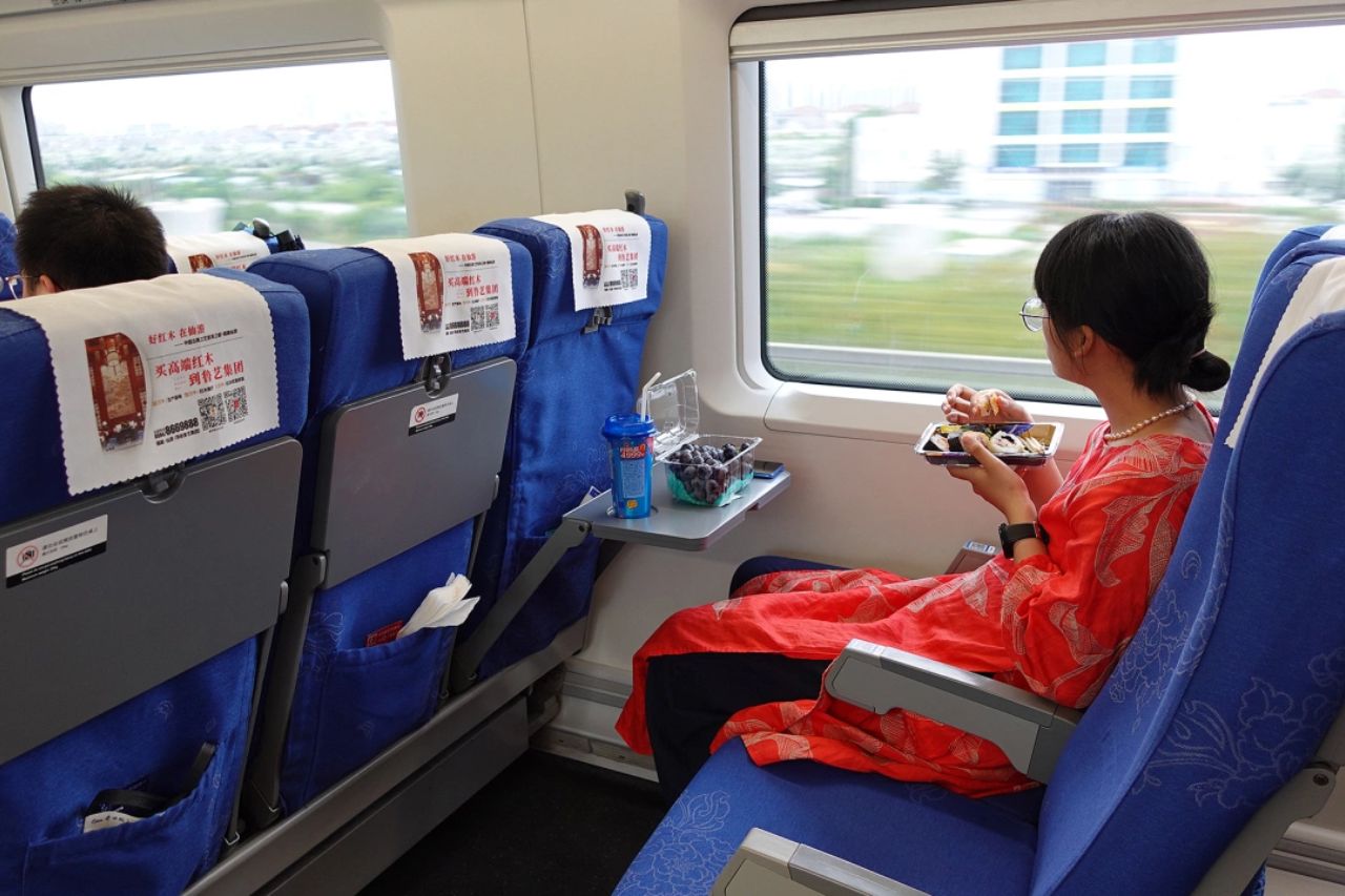 bên trong một chuyến tàu cao tốc ở trung quốc