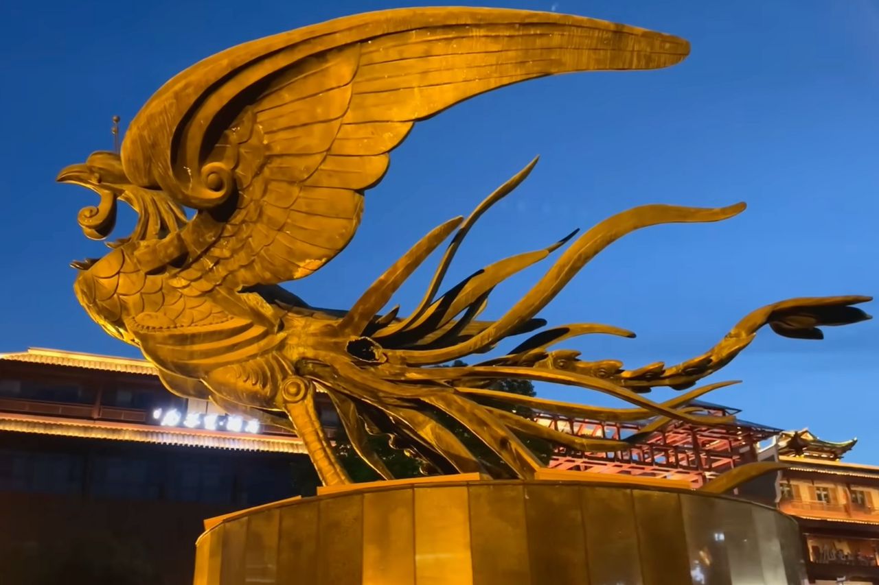 chim phượng hoàng biểu tượng của cổ trấn