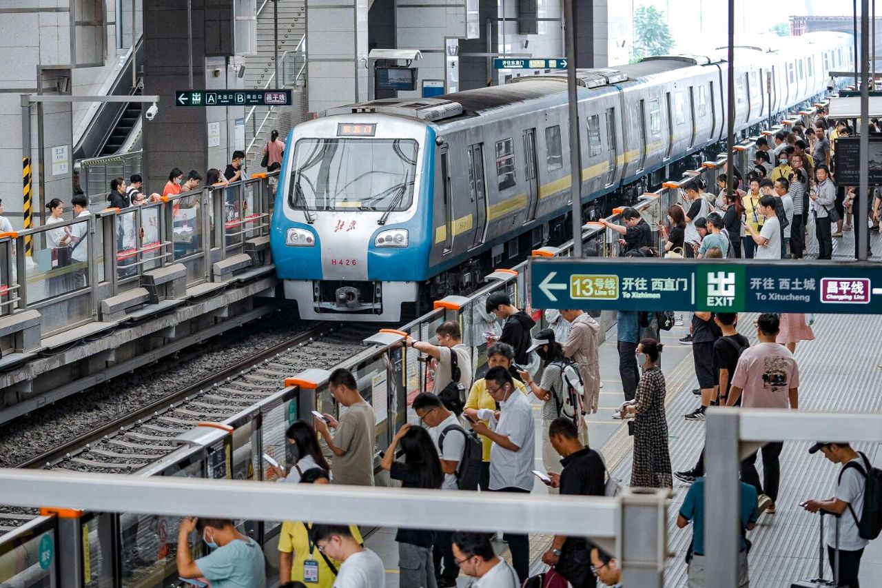 hành khách đi metro ở trung quốc
