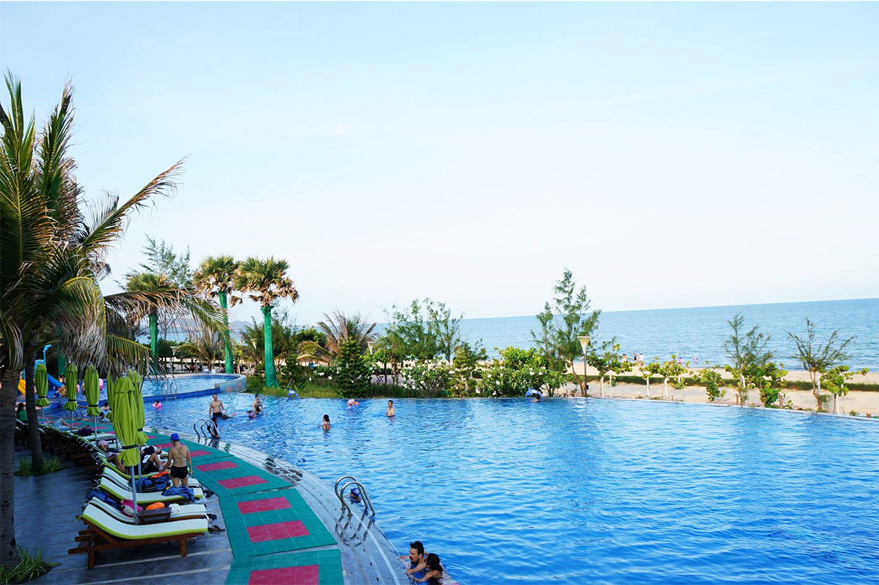 Carmelina Beach Resort sở hữu cả hồ bơi nước ngọt