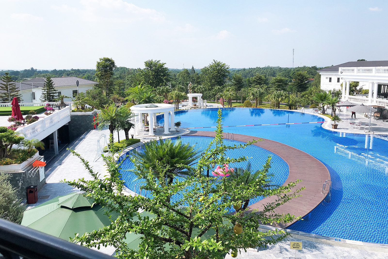 Hồ bơi rộng lớn tại Glory Resort