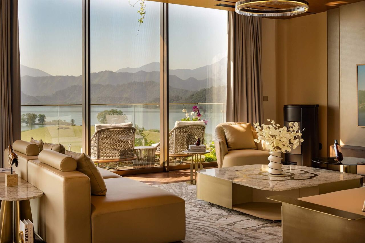 phòng khách tại villa flamingo hồ núi cốc